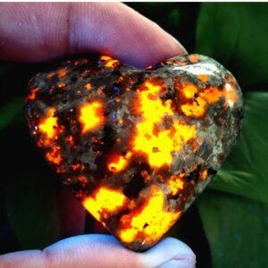 Yooperlite Crystal Rock Heart Glow In the Dark UV Activated 1.81 inch NWT
